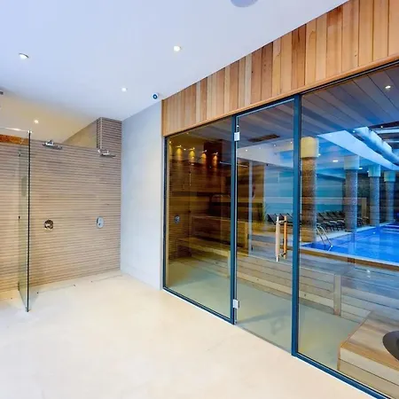 650m In&out - - Free And Parking